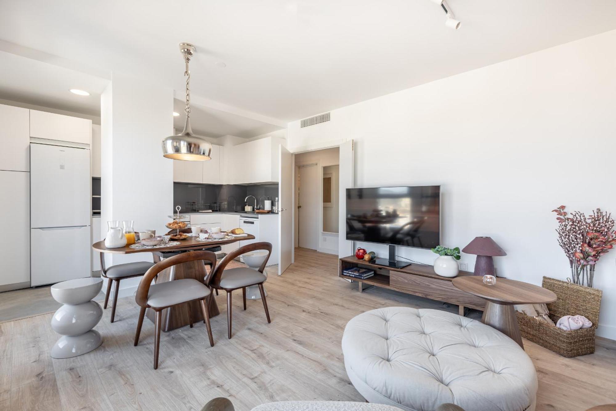 Skyline 9 Pool & Parking Free Apartment